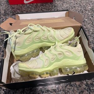 Men’s Nike Vapormax Plus ‘Barely Volt’
